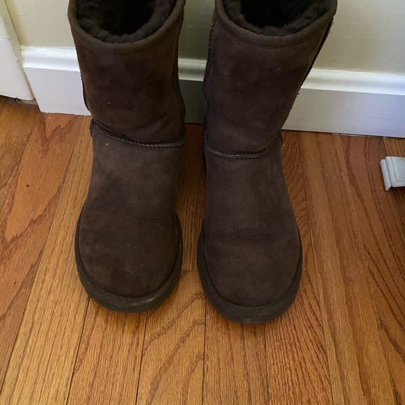 UGGS - Picture 3 of 5